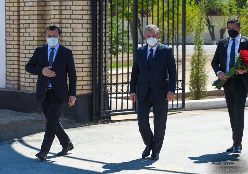 В Каракалпакстане Шавкат Мирзиёев посетил могилу Мусы Ерниязова