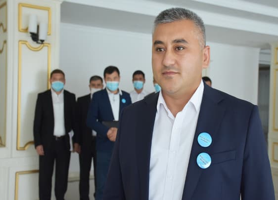 Andijon viloyatida rahbarlarga har hafta ko‘k va qizil nishonlar taqiladigan bo‘ldi