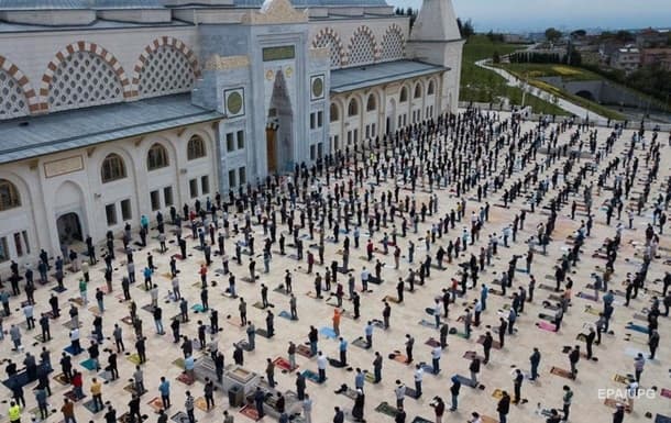 Turkiyada karantindan keyin masjidlar qayta ochildi 