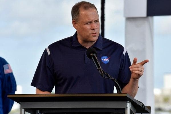 NASA rahbari Ilon Mask fazoviy kemasining tarixiy parvoziga izoh berdi