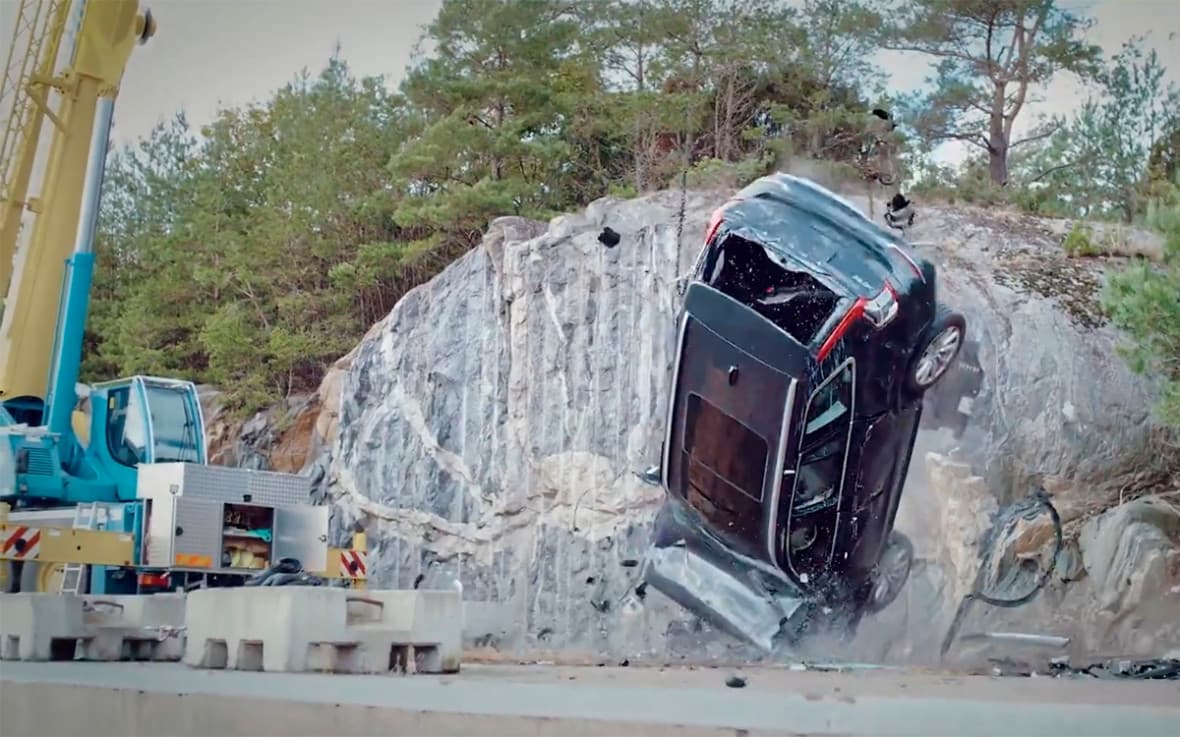 Volvo 30 метрлик баландликдан янги машиналарни ташлаб антиқа синов ўтказди (видео)
