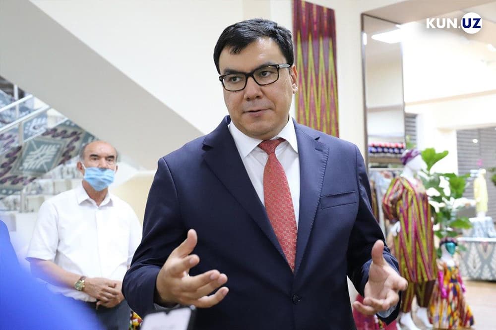 «Sayyohlarga minglab dollar shunchaki berib yuborilmaydi» – Aziz Abduhakimov 3 ming dollar haqidagi shov-shuvlar haqida