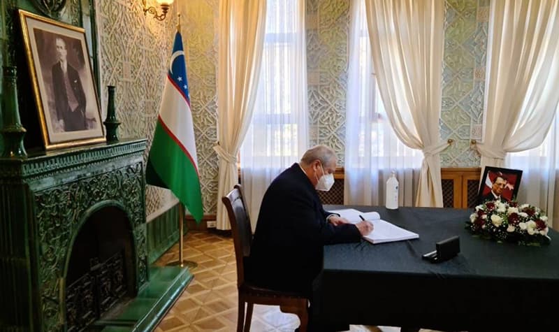 Камилов оставил запись в книге соболезнований посольства Турции