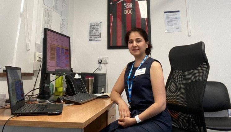 «Bu yerda tibbiyot xodimlariga hurmat va e’tibor juda yuqori» - Buyuk Britaniyada faoliyat yuritayotgan o‘zbek shifokori