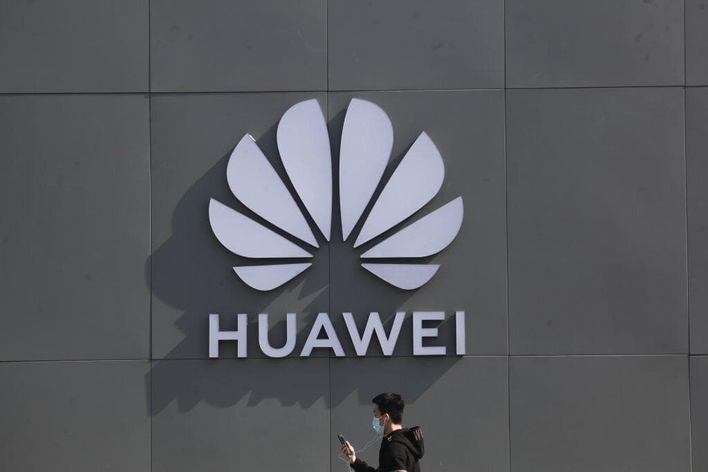 Компания Huawei начала платить налоги в Узбекистане
