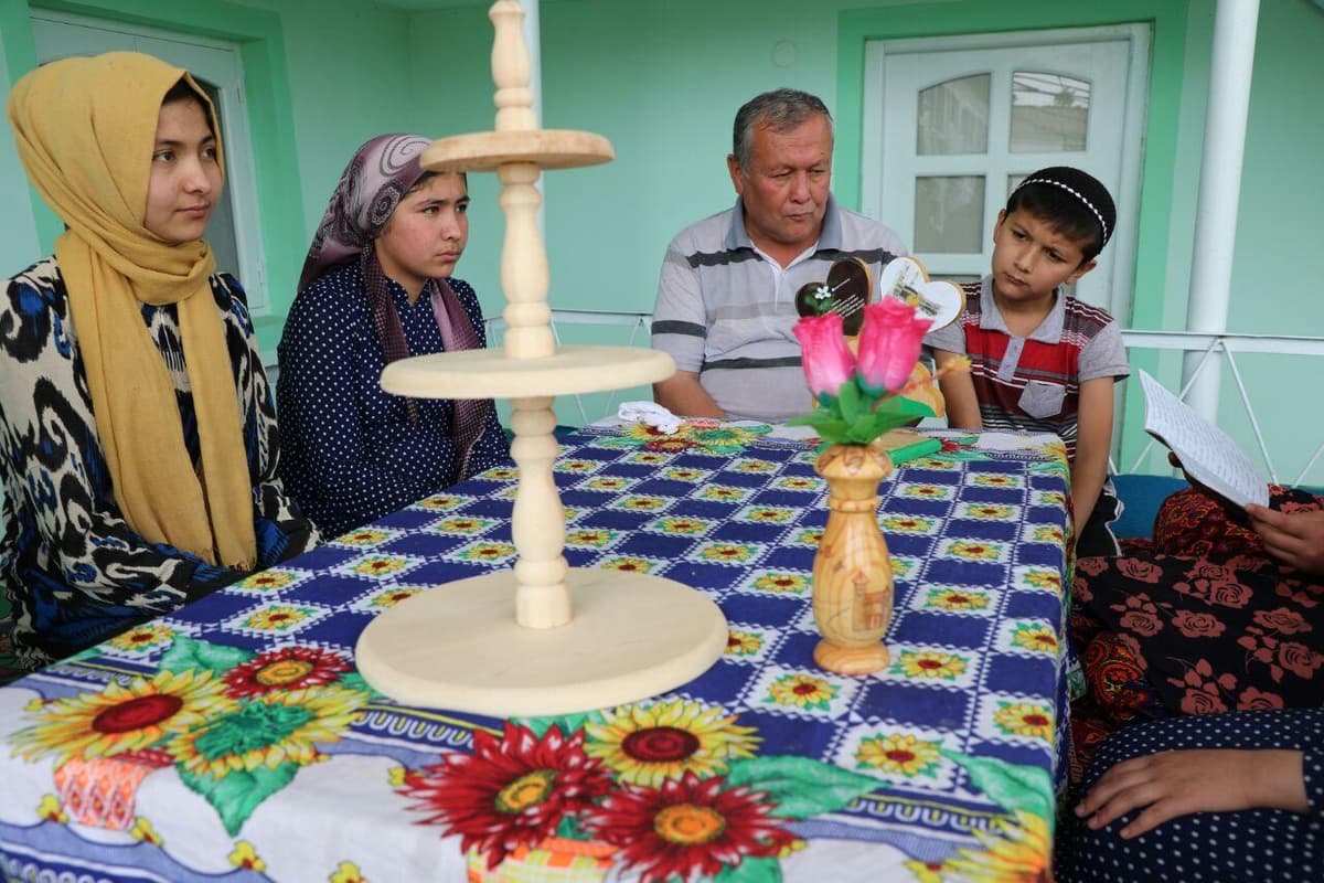 «Соғлиғимдаги муаммо сабабли ишлолмай қолганимда беш қизим қўлимдан ҳунаримни олди» – чинозлик дурадгор ҳикояси