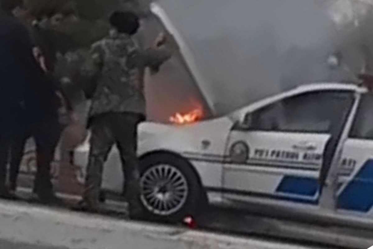 В Карши напротив областного хокимията сгорела машина ДПС