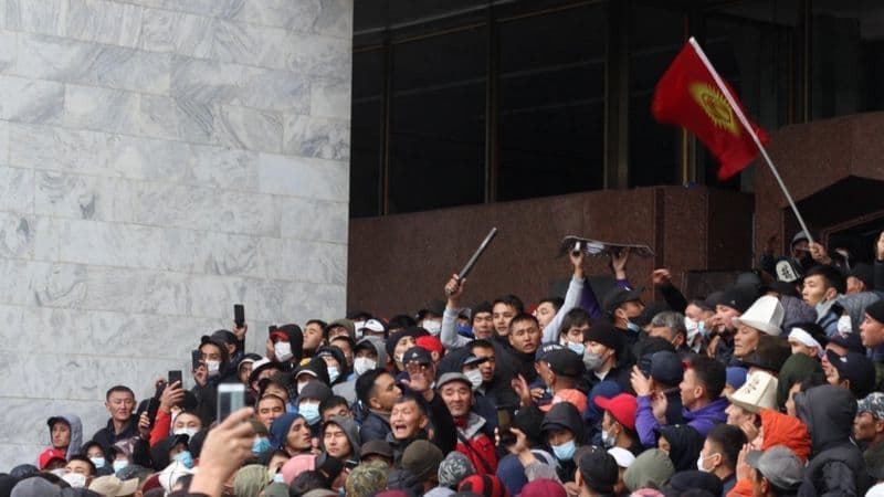 Bishkekdagi tartibsizliklar: namoyishchilar Oq uyni egalladi, saylov natijalari bekor qilindi