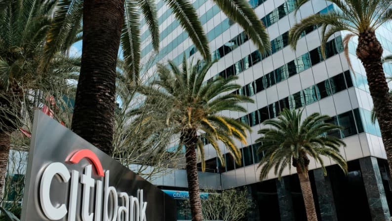 «Катта хато»: Citigroup қарийб 1 млрд долларни Revlon кредиторларига адашиб ўтказиб юборди