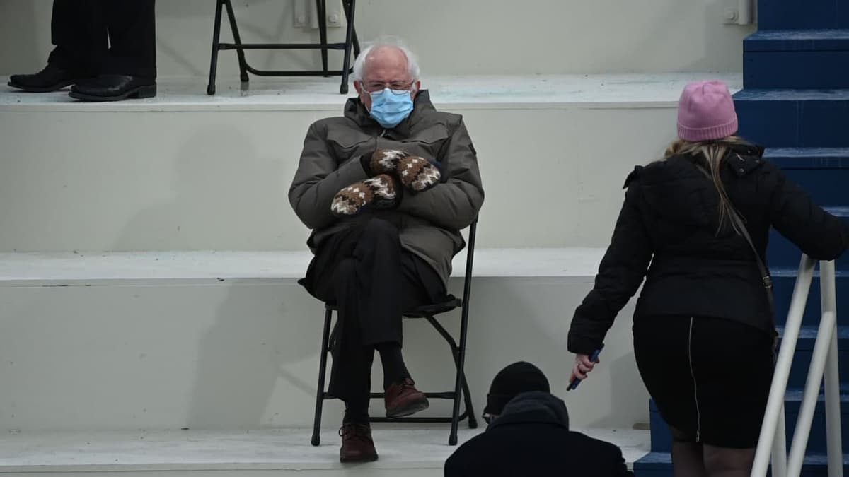 Мем с Сандерсом в варежках помог собрать $1,8 млн для бедных