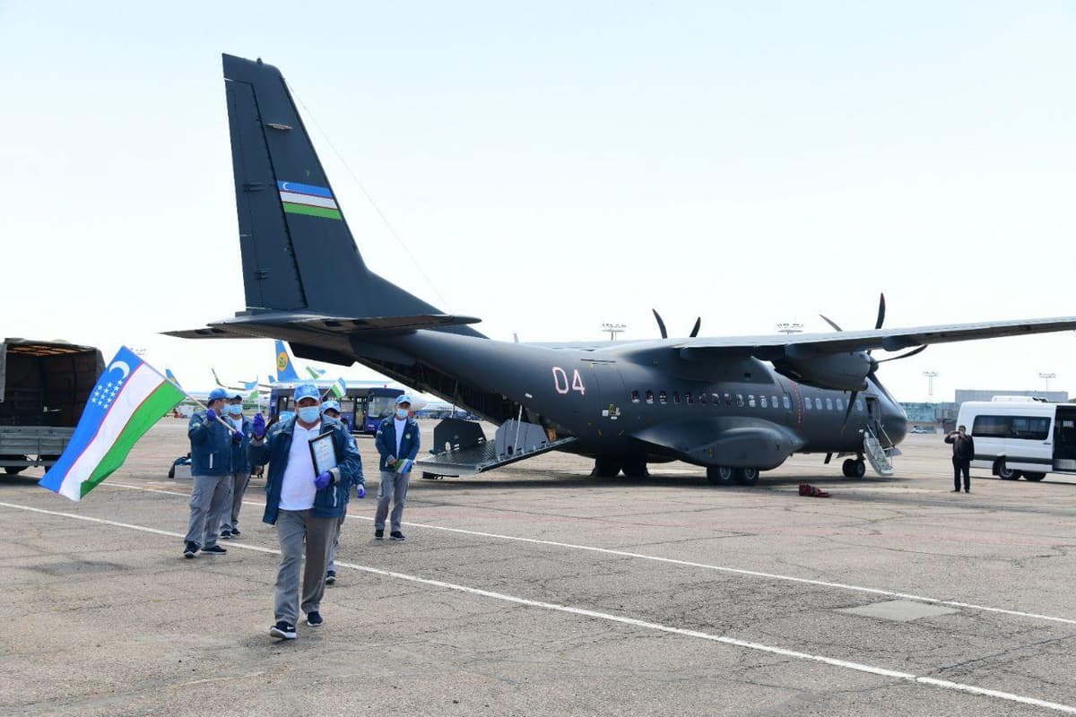 Узбекские врачи, помогавшие в борьбе с коронавирусом в Таджикистане, вернулись домой