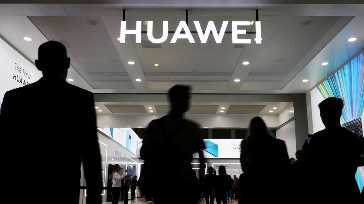 Tramp Huawei’ga qarshi kiritilgan sanksiyalarni bir yilga uzaytirdi