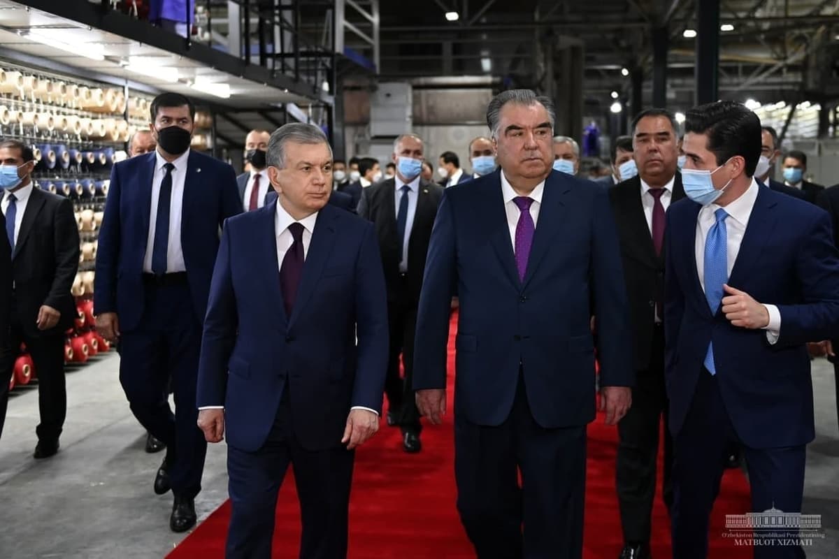 Shavkat Mirziyoyev va Imomali Rahmon Qayroqqumdagi gilam fabrikasini borib ko‘rdi
