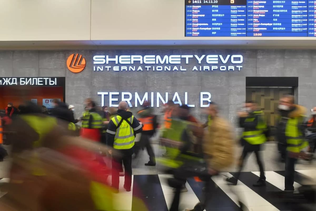 Sheremetevo aeroportida «yashil» pasporti bo‘lmagan o‘zbekistonliklar qo‘shimcha tekshiruvga olib kirilgan. Elchixona holat bo‘yicha izoh berdi