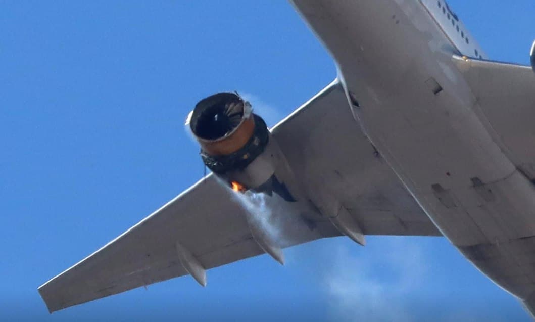 Video: AQShda parvozdagi Boeing 777 samolyoti dvigatelida yong‘in chiqdi