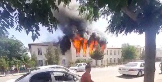 В Сурхандарье в огне оказалось здание школы - видео