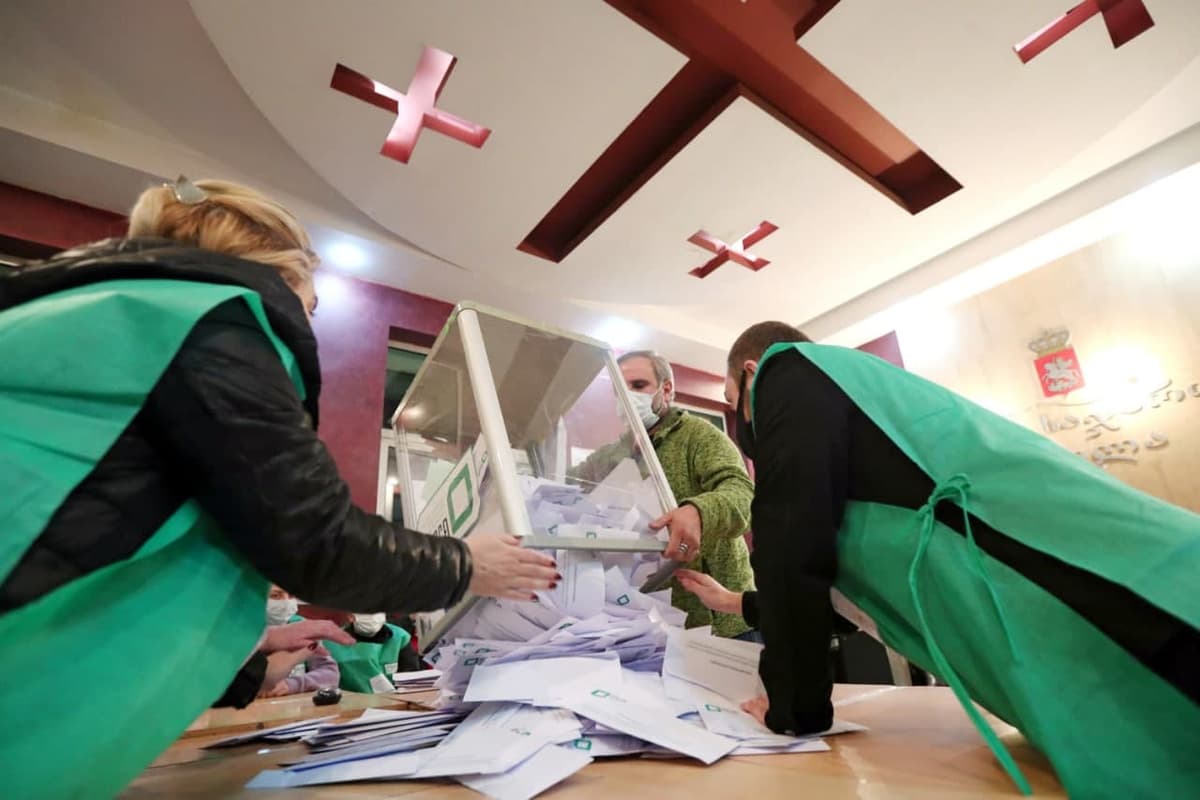 Gruziyadagi mahalliy saylovlarda hukmron partiya oldinda, Saakashvili tarafdorlari ovozlarning uchdan birini qo‘lga kiritgan
