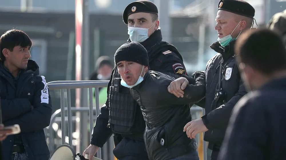 СМИ рассказали, как российские спецслужбы фабрикуют дела о терроризме против трудовых мигрантов