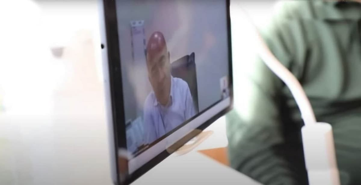 “Ma'naviyati past odam uchun bu yigit o‘zining kasbidan sovimasin” - Zoyir Mirzayev Chiroqchida kaltaklangan o‘qituvchi bilan suhbatlashdi