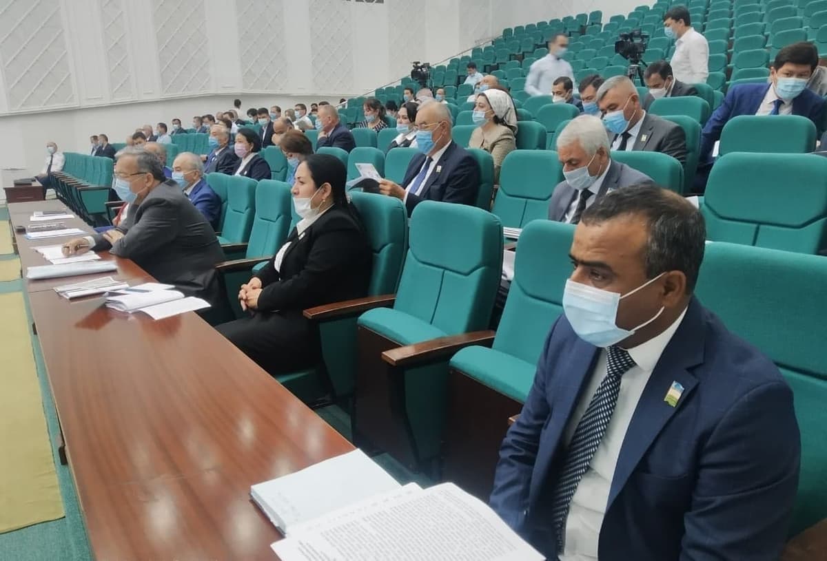 Samarqanddagi sessiyada ikki mansabdor qatnashmadi, ammo deputatlar ularning «hisoboti»ni tasdiqlashdi. Nega?