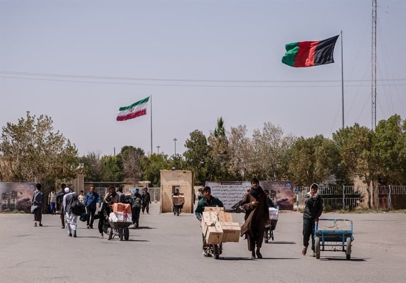 Теҳрон Эронга қочиб ўтган афғон ҳарбийларини Кобулга жўнатди 
