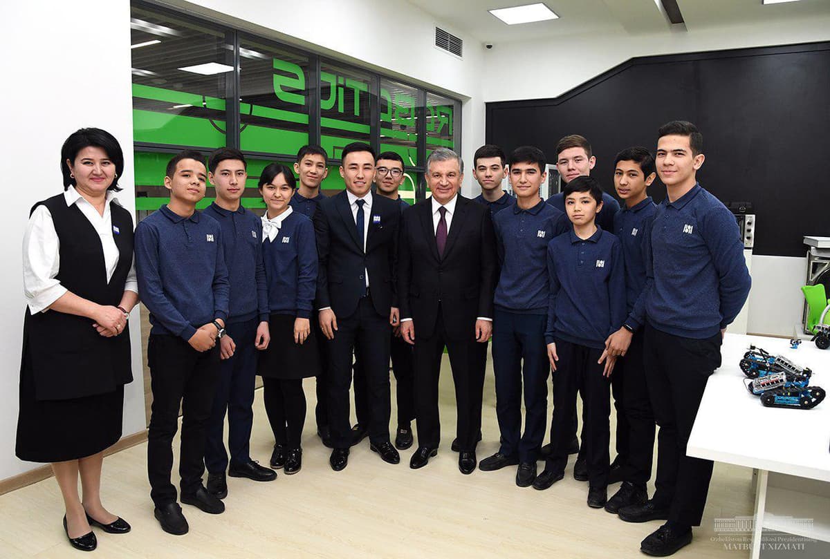 Shavkat Mirziyoyev maktab bitiruvchilarini so‘nggi qo‘ng‘iroq bilan tabrikladi
