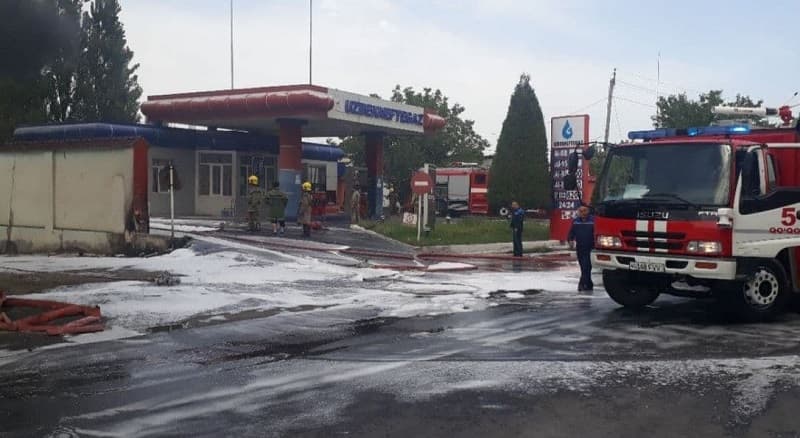 На автозаправке в Коканде загорелся бензовоз
