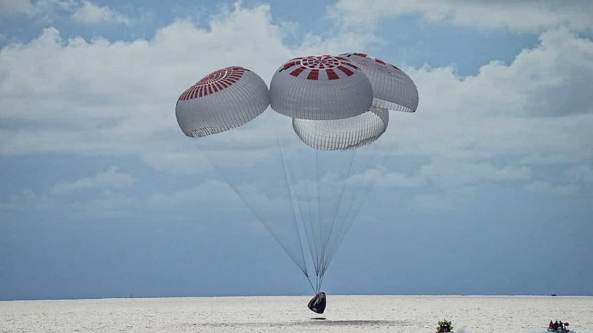 SpaceX кемаси тарихдаги биринчи нопрофессионал экипаж билан Ерга қайтди