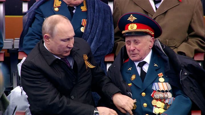 Мошенники снова пытались обмануть ветерана, сидевшего рядом с Путиным на параде