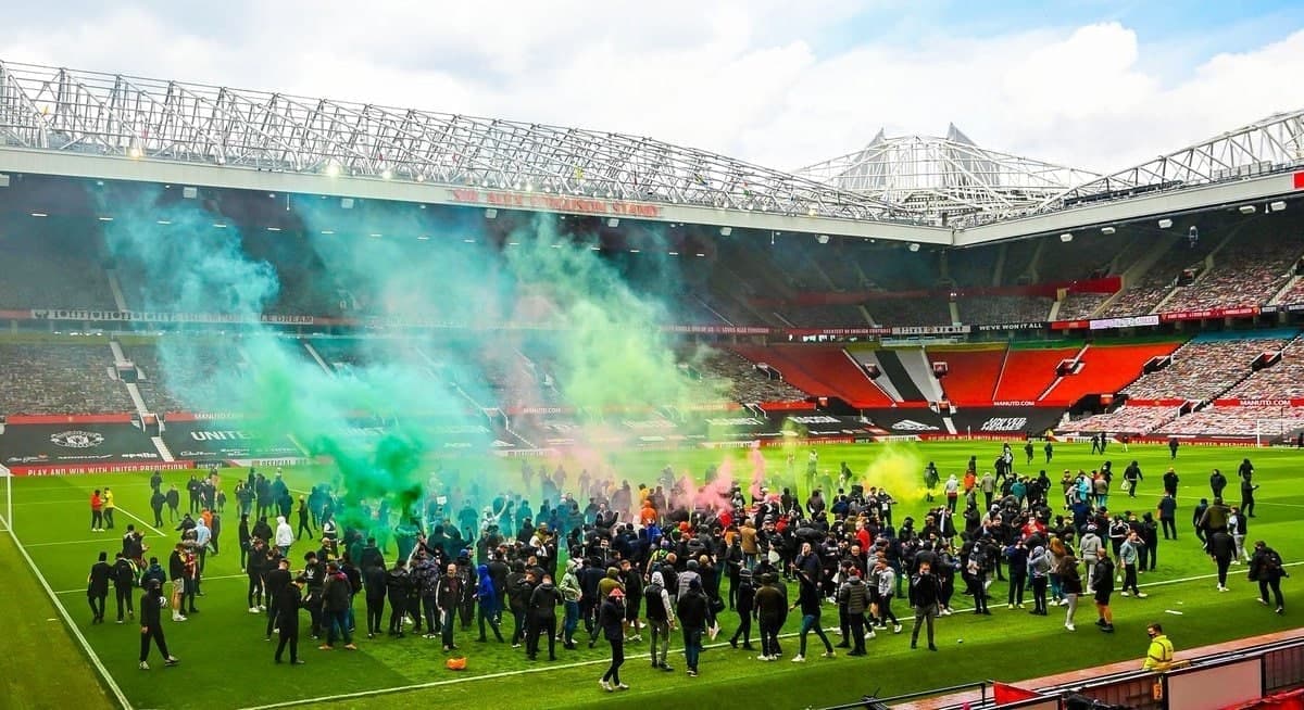 «MYu» - «Liverpul» o‘yini muxlislarning stadionga bostirib kirishi va ommaviy norozilik namoyishlari tufayli qoldirildi