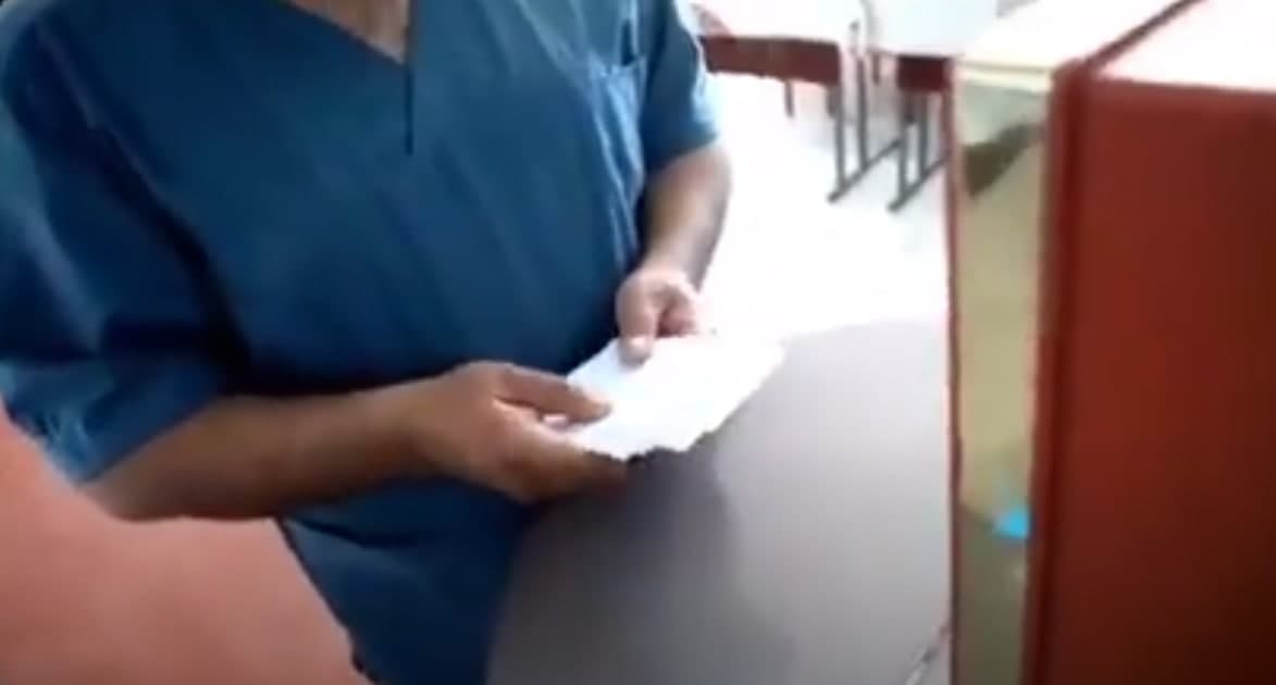 Dehqonobodda tuman deputatligiga o‘tkazilgan saylovda fuqaro bir necha byulletenni qutiga tashlashga uringan