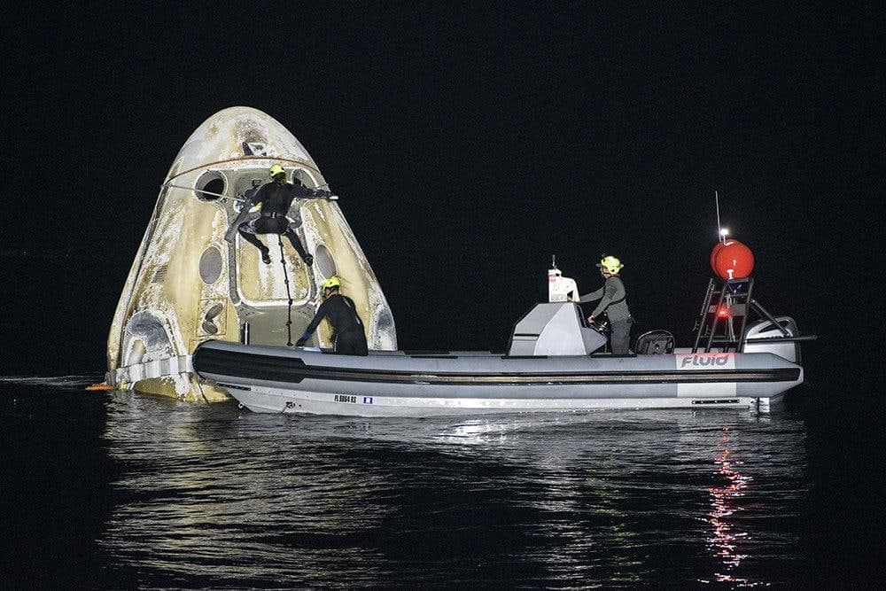 Корабль SpaceX с коммерческим экипажем приводнился в Атлантике