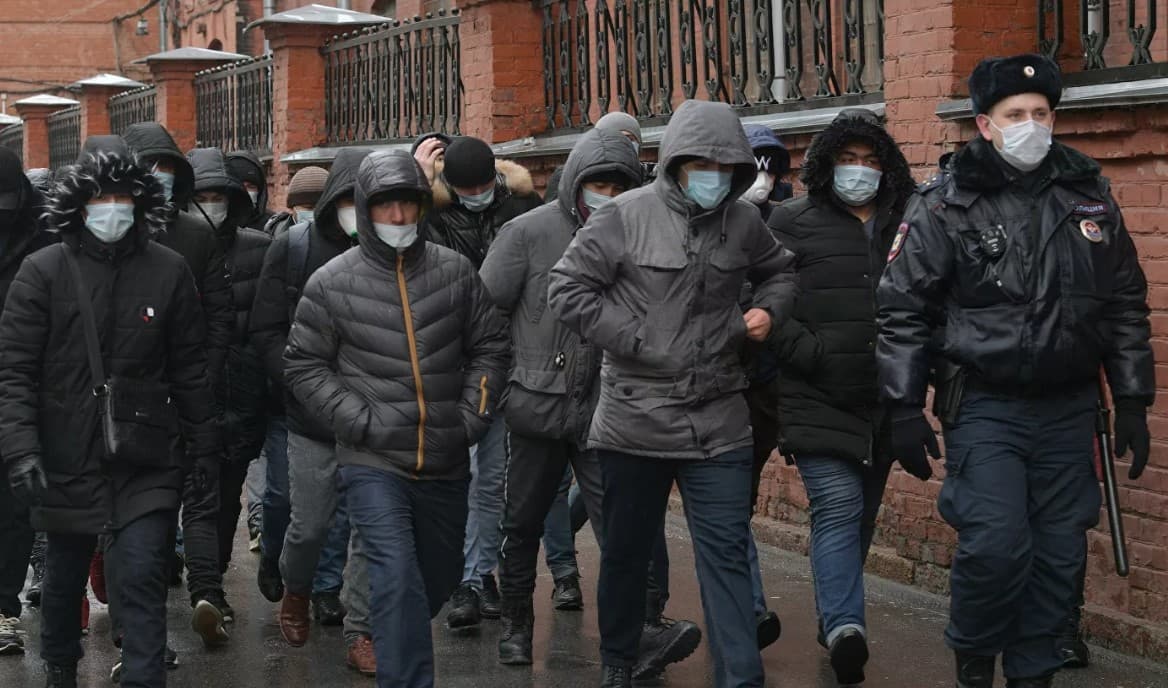 Трудовых мигрантов в России предложили заменить заключенными