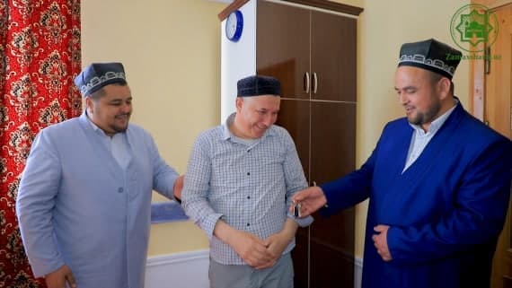 Xorazmlik imom-xatiblar ehtiyojmand oilaga 5 xonali uy hadya qildi