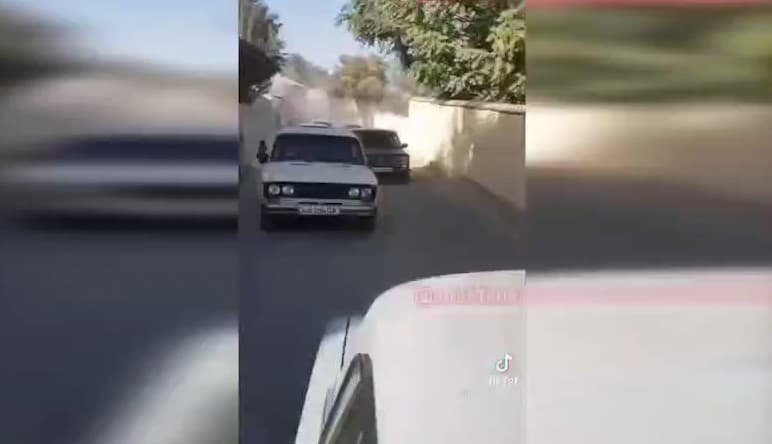 Urgutda maktab oldida qoidalarni buzgan holda guruh bo‘lib harakatlangan haydovchilarga chora ko‘rildi