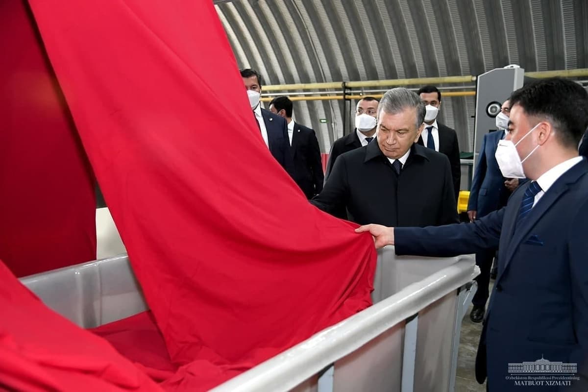 Prezident Chustdagi to‘qimachilik korxonasida bo‘ldi