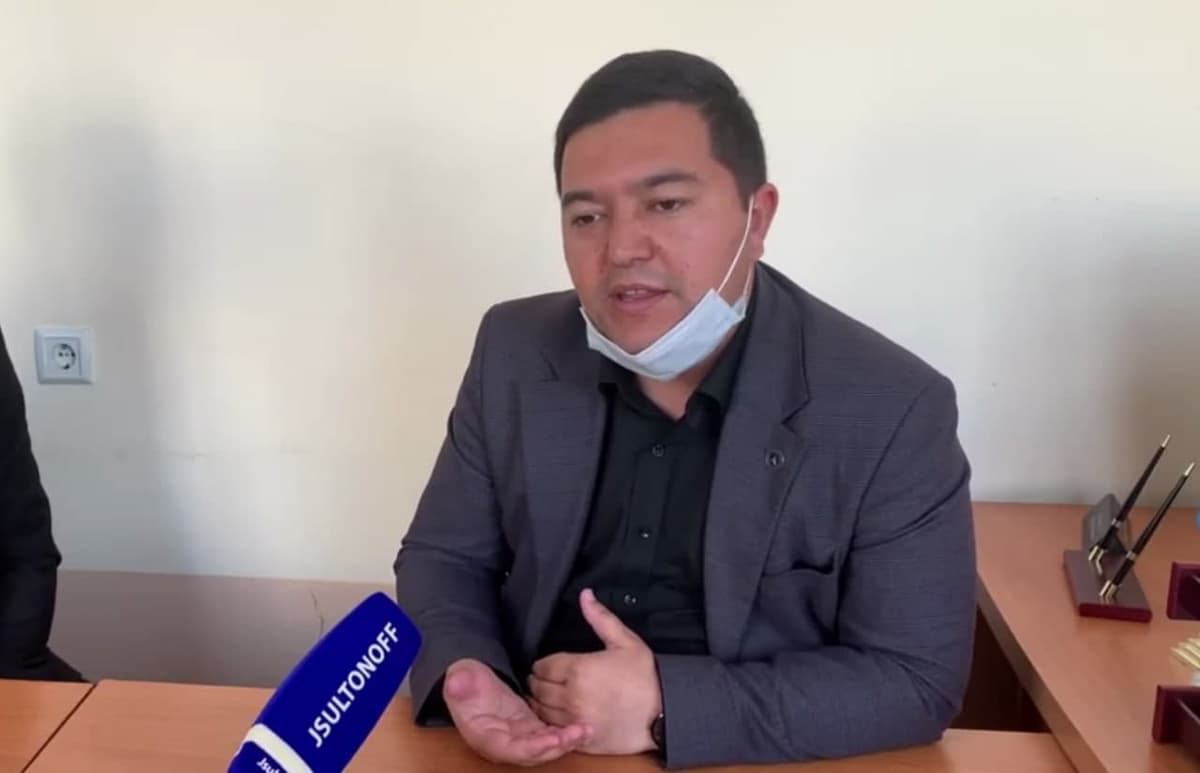 Сотрудник Национального университета обвинил девушек в платках в ношении молитвенной одежды. Затем он принес извинения