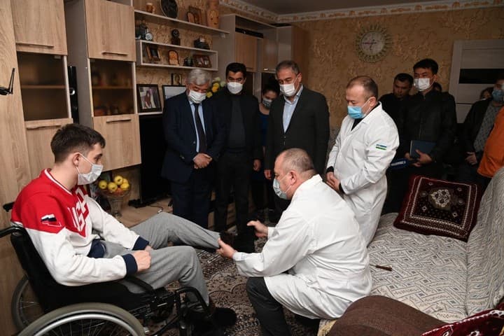 Prezident mehmon bo‘lgan chirchiqlik bemor xonadoniga sog‘liqni saqlash vaziri va viloyat hokimi yetib bordi