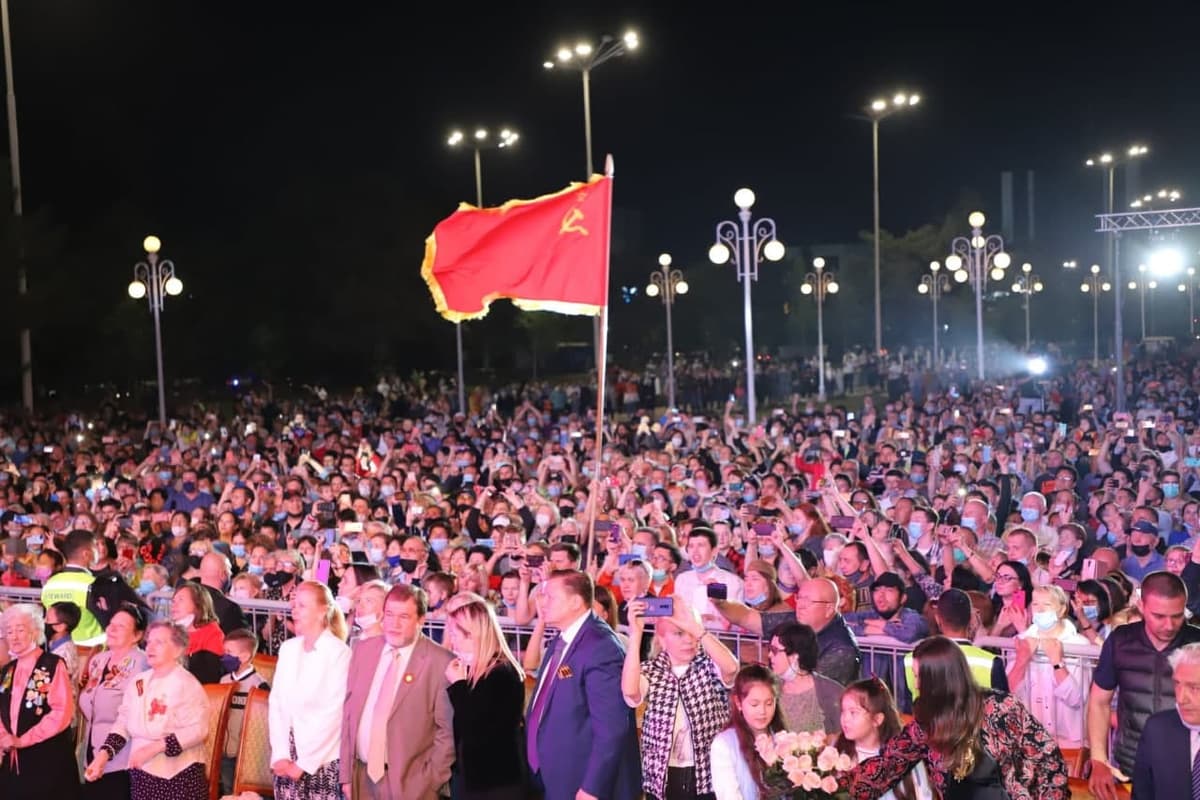 9 may arafasida Toshkentda o‘tkazilgan konsertda SSSR bayrog‘i ko‘tarildi