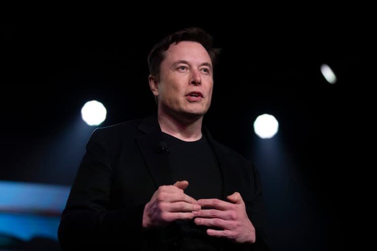Илон Маск йирик шартнома ҳали имзоланмаганини айтгандан кейин Tesla акциялари арзонлашиб кетди