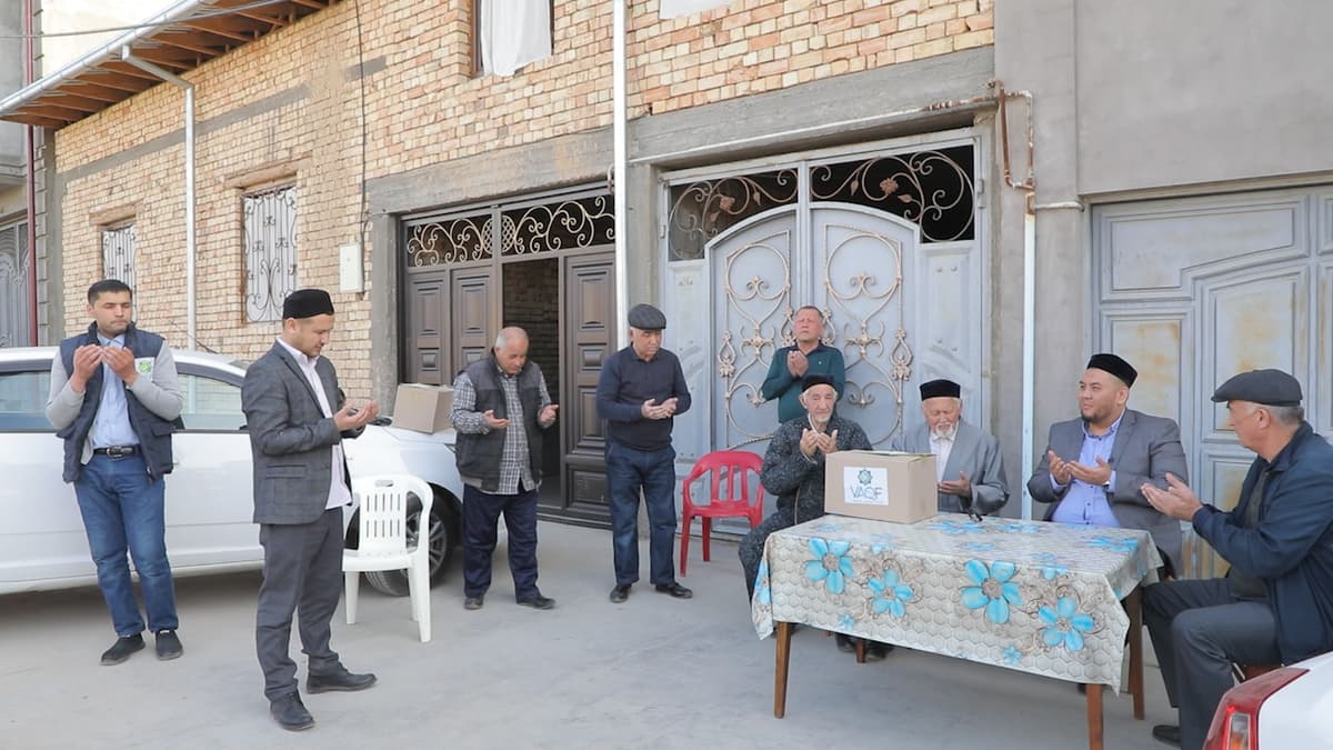 «Vaqf» fondi uyi yonib ketgan uch oilaga 90 mln so‘m xayriya qildi