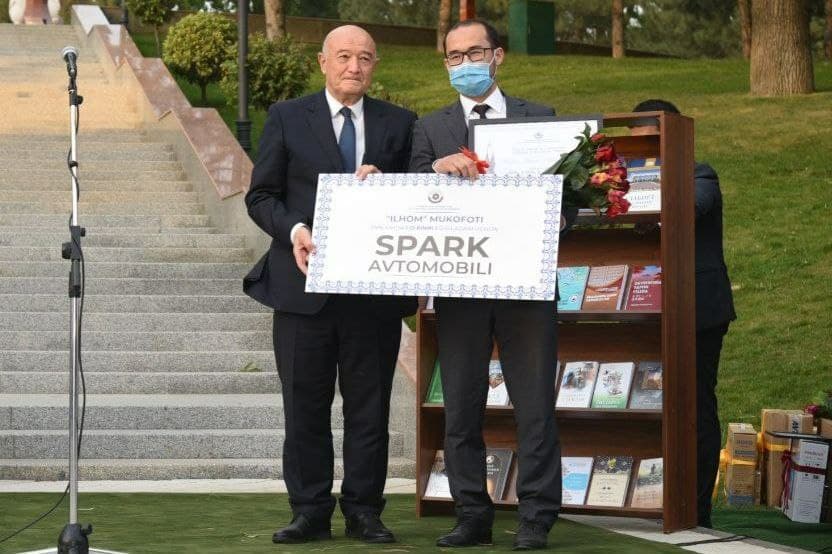 Navoiyshunos va adib Akrom Malik «Ilhom» mukofoti tanlovida g‘olib bo‘ldi. U «Spark» bilan taqdirlandi
