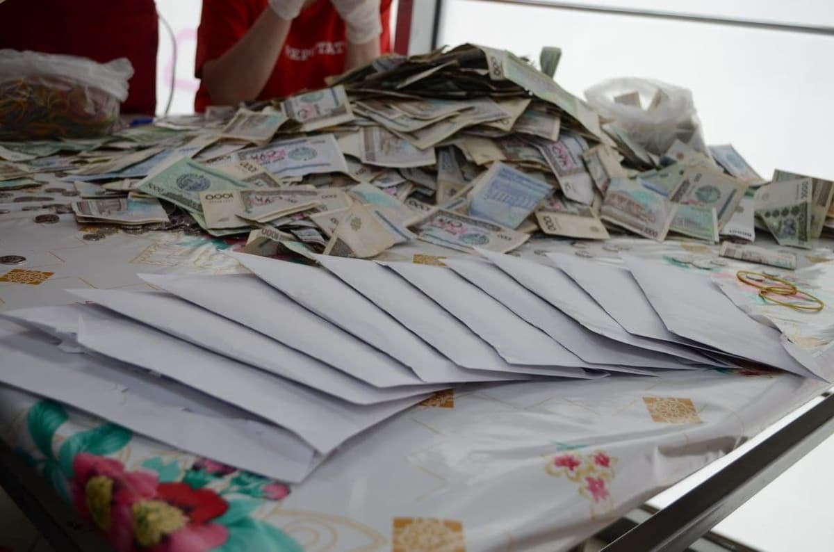 «Korzinka»dagi ehson qutisidan 50 ming dollar solingan konvertlar chiqdi