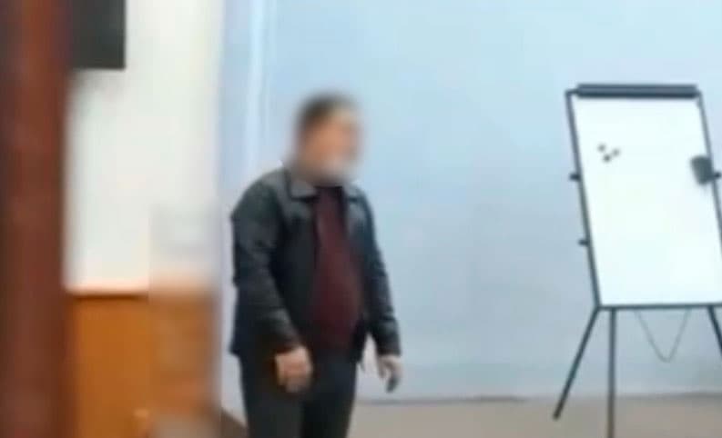 Миллий университет ходими рўмолли қизларни ибодат либосида келишда айблади