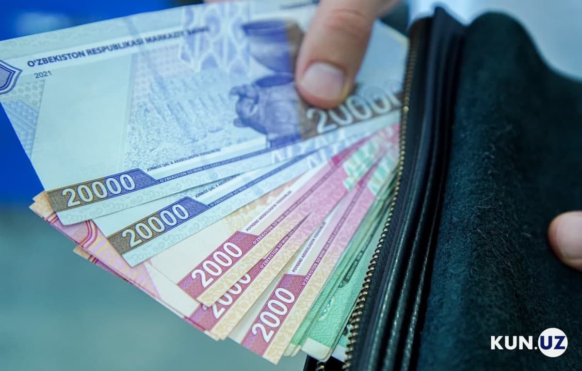 Xivada o‘qituvchilar oyligidan majburan ushlab qolinayotgani aytildi. Rasmiylar buni rad etdi