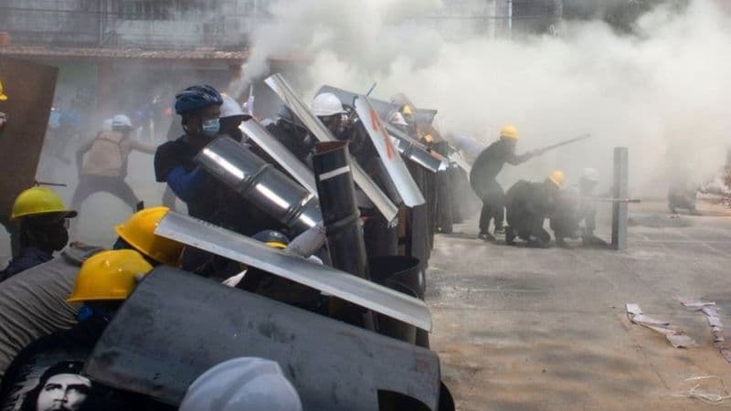 «Улар шунчаки отиб ташлашмоқда». Мянмада хаос: нишонга олиб отишлар ва ўнлаб қурбонлар