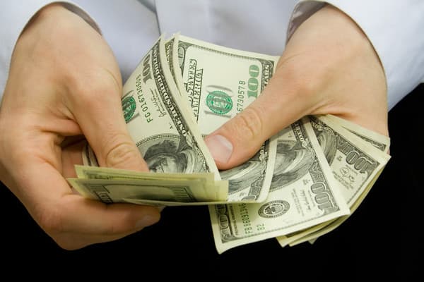 Jizzaxda bankdan 1 million yevro kredit olib berishini aytib fuqarodan 27 ming dollar olgan shaxslar ushlandi