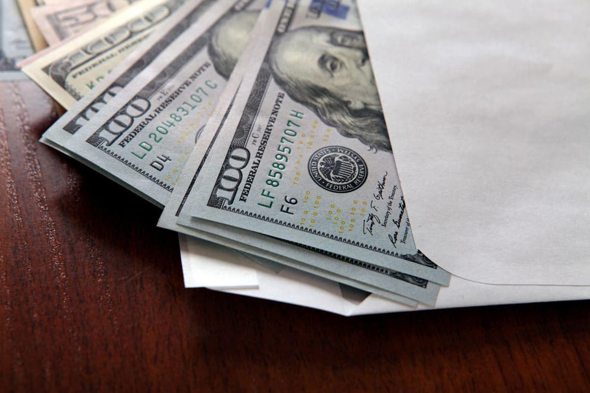 Samarqandda OTMlaridan biriga 3000 dollar evaziga o‘qishga kiritmoqchi bo‘lgan o‘qituvchi ushlandi