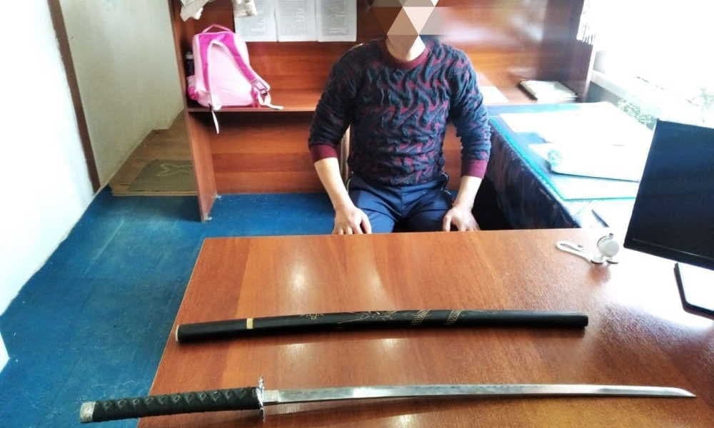 Kattaqo‘rg‘onda mast holatda qilich ko‘tarib yurgan fuqaro aniqlandi