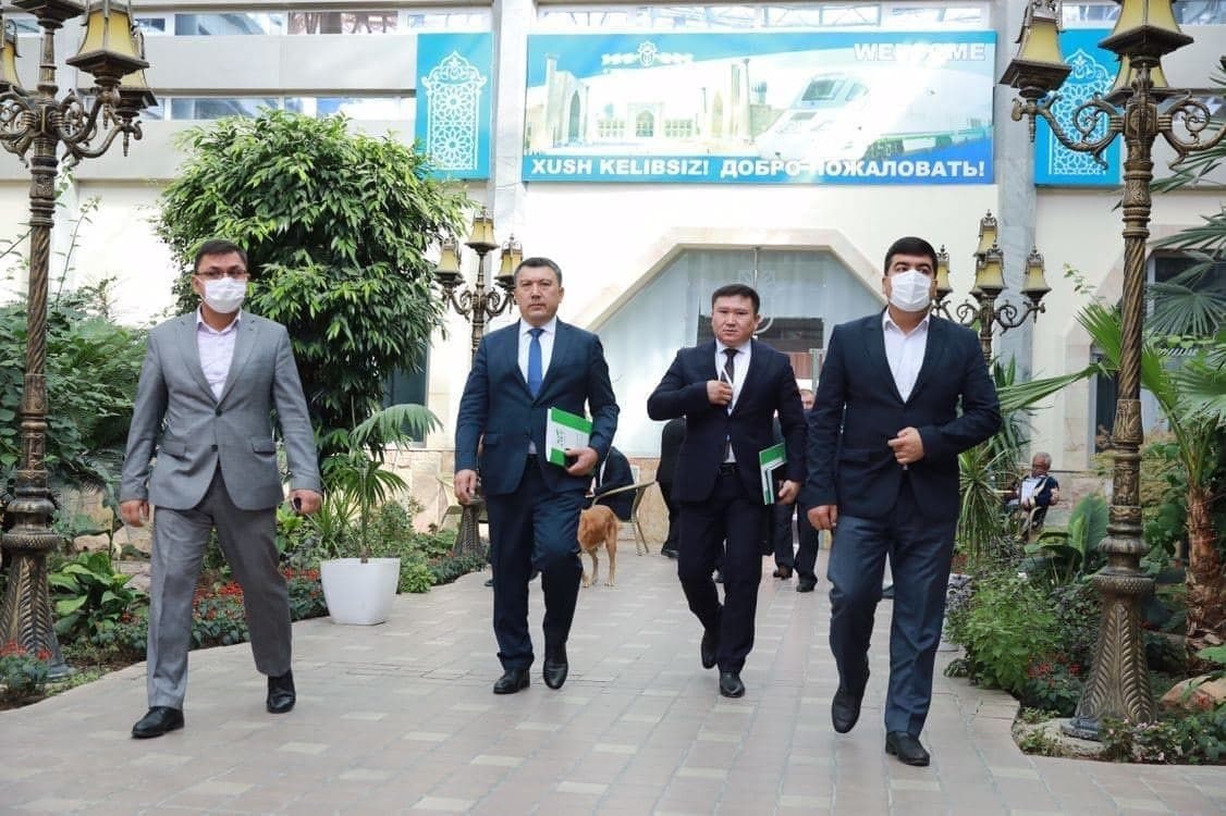 «Chekka qishloqlardagi suv ta'minoti sezilarli darajada yaxshilanadi». Ekopartiya nomzodi Samarqanddagi saylovchilar bilan uchrashdi